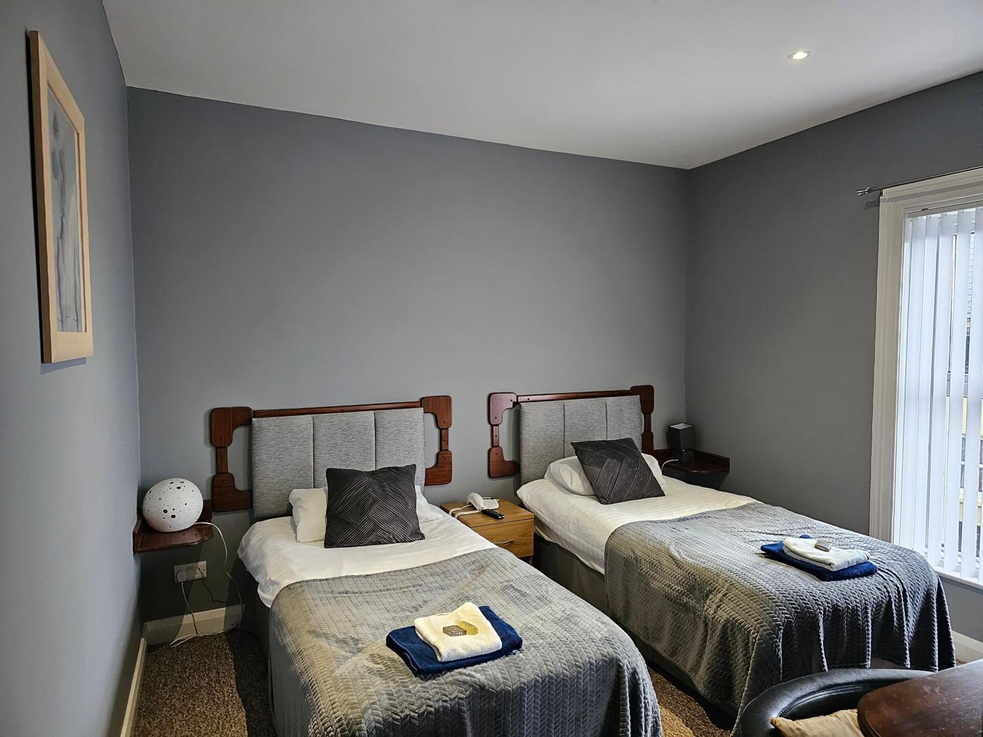 Manor Hotel Ballymoney Extérieur photo